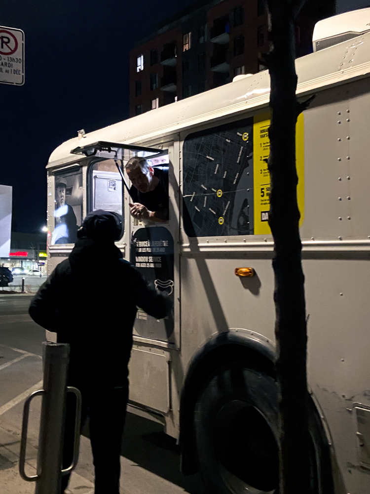 Patrick servant une personne à la fenêtre de la Roulotte