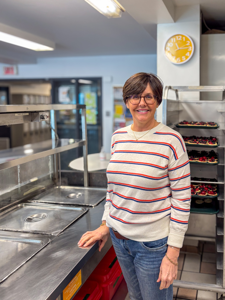 Sophie, posant fièrement dans la cuisine de la cafétéria de Dans la rue
